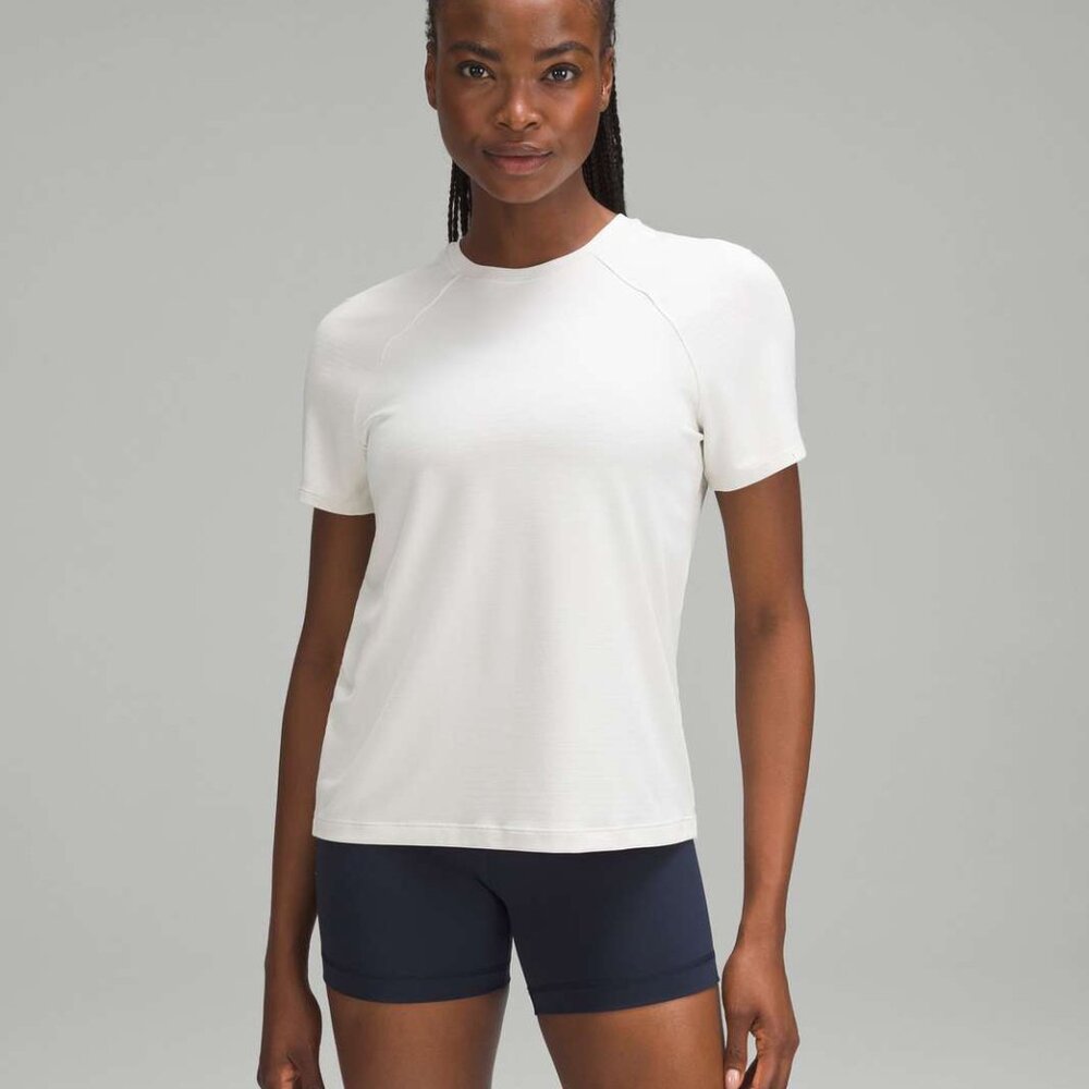 lululemon License to Train Classic Fit T-shirt Heathered Bone Size 6
